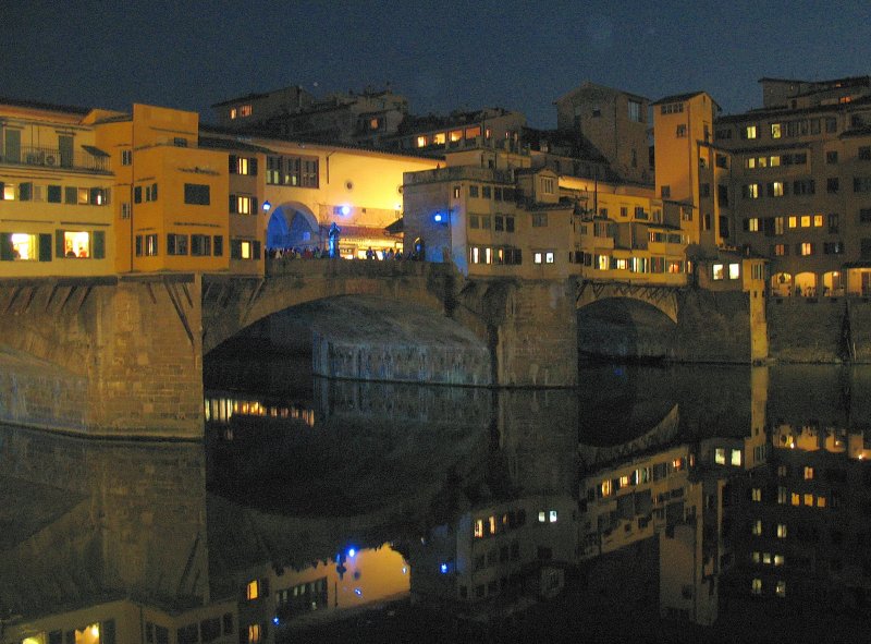 Die Ponte Vecchio und die umliegenden Gebude spiegeln sich im Arno. (14.11.2007)