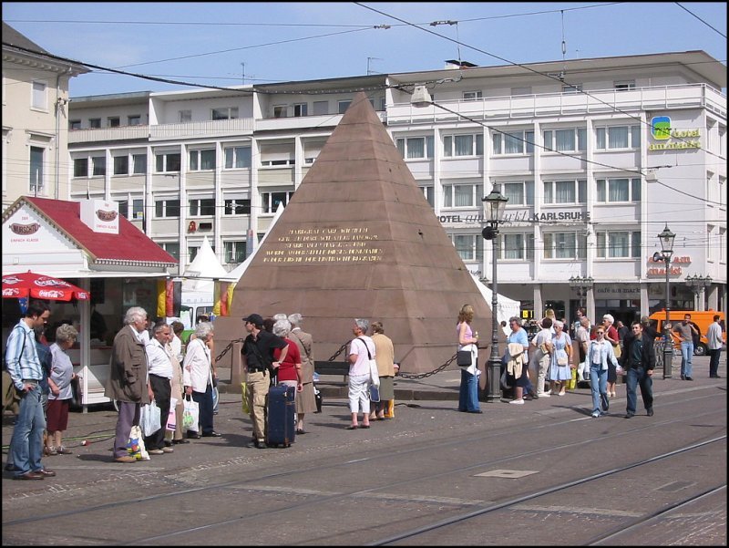 Die Pyramide auf dem Marktplatz in Karlsruhe: Das Grabmal des Stadtgrnders, Markgraf Carl Wilhelm. (Mai 2003) 