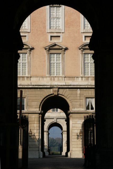 Die Reggia von Caserta wurde dann auch mit 1200 Rumen, 1970 Fenstern einer 250m langen Fassade und einen 120 Hektar groen Garten einer der mchtigsten Palste.