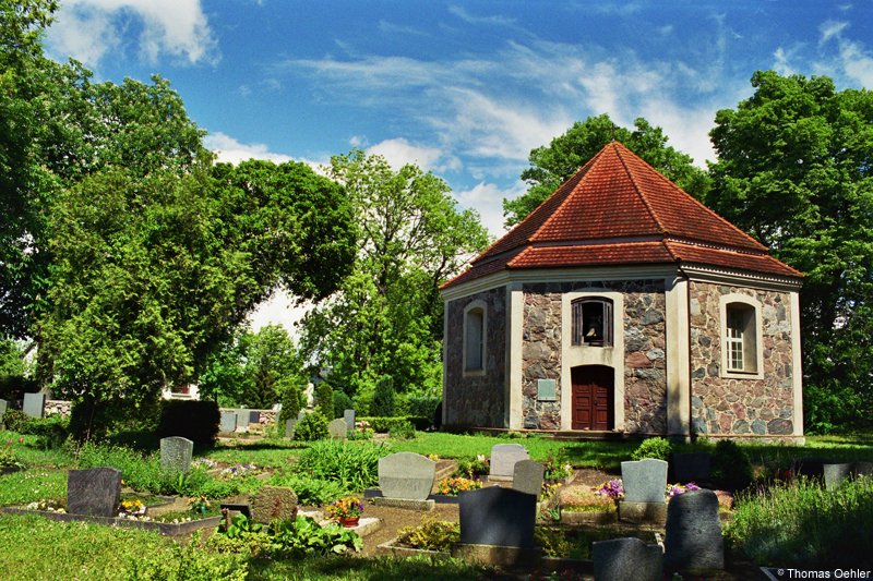 Die restaurierte Kirche des Feldberger Ortsteiles Wittenhagen. Leider ist sie ohne Innenausstattung; Aufnahme vom Mai 2006.