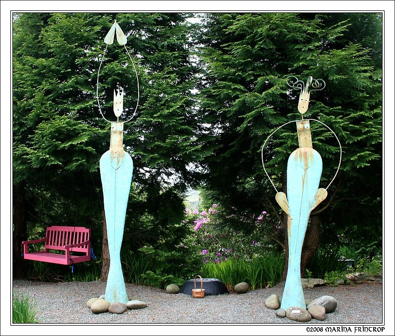 Die Schwestern 'Sisters' Ewe create - Gallerie und Skulpturengarten bei Glengariff, Irland Co. Cork. Eine tolle Sache. Die Knstler prsentieren auf dem grozgigen Gelnde viele, wirklich kreative Kunstwerke... berwiegend aus Recycling-Materialien. 