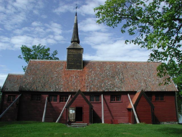 Die Stabkirche von Kvernes wurd ca. um 1200 erbaut und 1633 grundlegend umgebaut. Typisch fr die Kstenregion von Mre og Romsdal sind die seitlichen Sttzen an den Seitenwnden der Kirche.