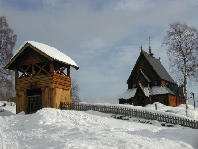 Die Stabkirche von Reinli. Der kleine Ort Reinli befindet sich oberhalb des Begnadalen, 28 km sdstlich von Fagernes. Die Stabkirche stammt aus dem 13. Jh. und ist eine der schnsten Stabkirchen in Norwegen.  