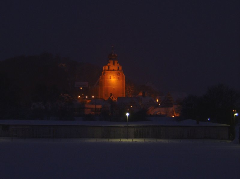 Die Stadt Herrenberg, mit der Kirche als Wahrzeichen der Stadt am Berg gelegen, im anmutig ruhigen Schneeberzug bei Nacht...