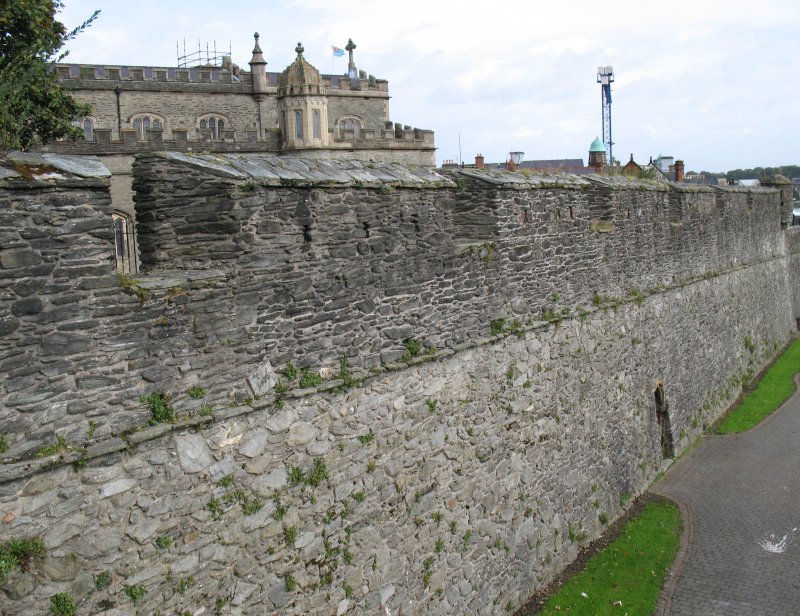 Die Stadtmauer der von Derry. Sie ist die einzige vollstndig erhaltene Irlands. Erbaut 1613 kann sie komplett umrundet werden.
Im Hintergrund die St. Columb's Cathedral. Sie war bei unserem Besuch wegen Bauarbeiten beinahe vollstndig eingerstet,und daher nicht gut zu fotografieren.Sie wurde 1633 erbaut und ist das lteste Bauwerk der Stadt.
( September 2007)  