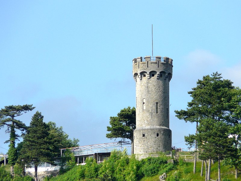 Die  Tour de Monfat  in Dinant. Dieser Turm wurde 1909 als Aussichtsturm gebaut. Im Jahre 1944 wurde er fast vllig zerstrt, aber 1947 bereits wieder aufgebaut. 28.06.08 (Jeanny)