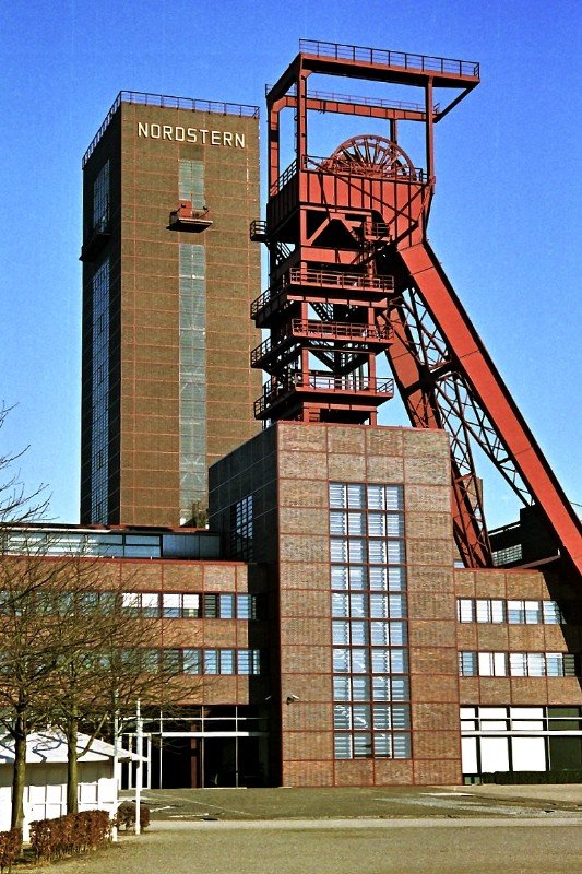 Die Zeche  Nordstern  in GE-Horst stellte ihre Frderung 1993 ein. 1997 fand auf dem ehemaligen Zechengelnde die Bundesgartenschau statt. Im Bild die Schchte 1 mit einem Deutschen Frdergerst (rechts) und 2 mit einem geschlossenen Frderturm (links). Die Tagesanlagen wurden von Fritz Schupp gestaltet, dem Mit-Architekten von  Zollverein XII  in Essen (15. Februar 2008). -Negativ-Scan-
