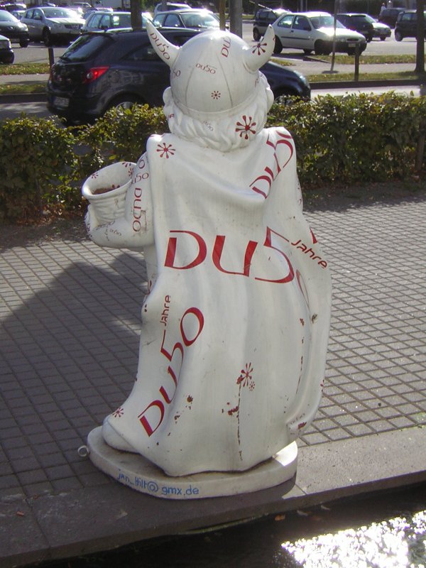 Diese Figuren haben mit der Geschichte der Stadt Dudweiler zu tun. Sie knnen auf dem Dudweiler Dudoplatz gesehen werden. Das Foto habe ich am 12.10.2009 in Dudweiler/Saarland aufgenommen.Hier sieht man die Rckseite von Bild:ID 16537