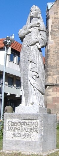 Diese Statue steht in Eschwege vor einer Kirche. Diese Frau war die Frau des Kaisers Otto II. Sie war einer der bedeutesten Herrscherinnen im Mittelalter und hat von 960-991(31 Jahre) gelebt.