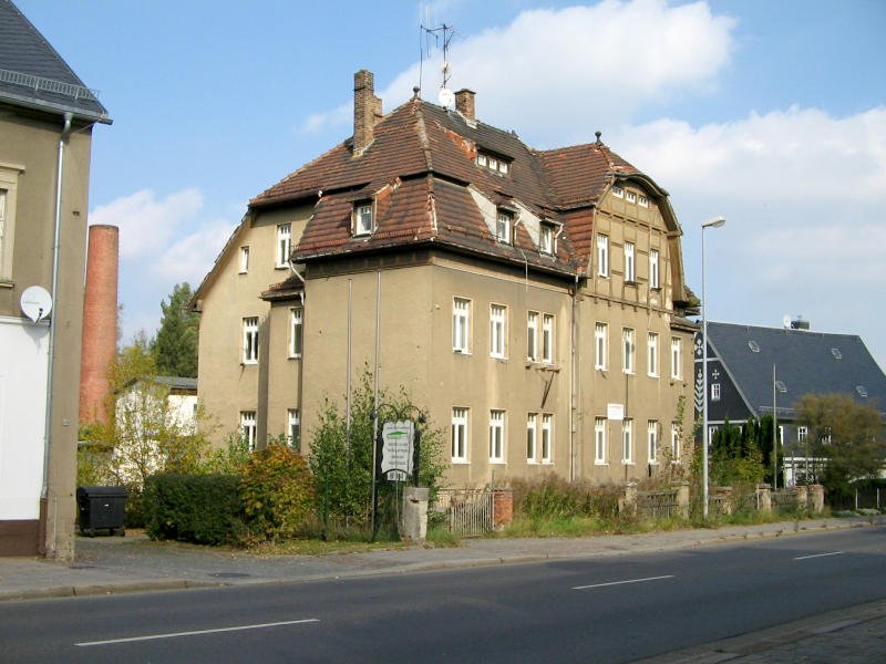 Dieses Gebude an der Zwickauer Strae besitzt den Fachwerkgiebel zur Straenseite hin wie er in Chemnitz oft zu sehen ist, allerdings ist die Ziegeldacheindeckung weniger hufig, 16.10.07