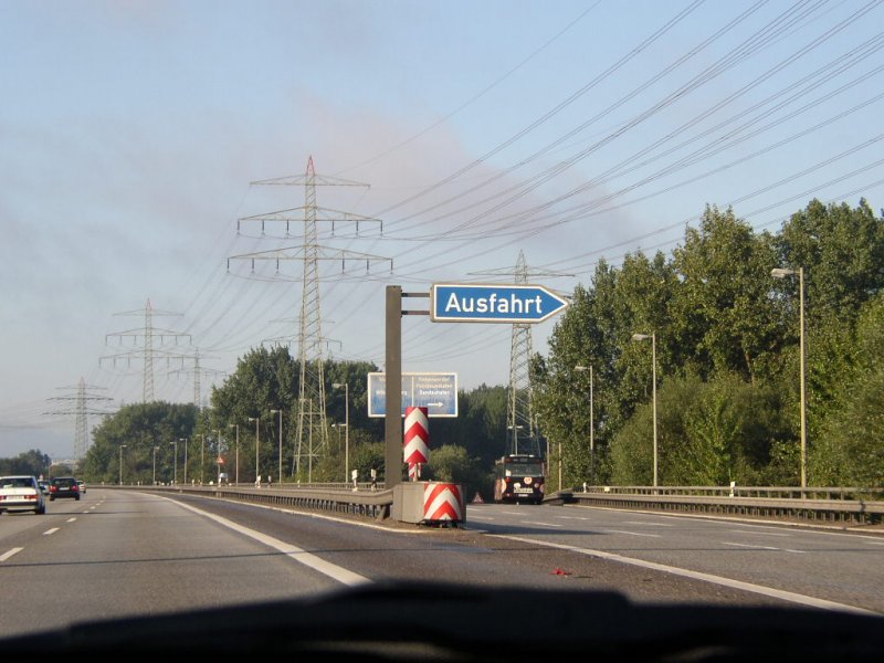 Dieses Hinweisschild  Ausfahrt  kann man aber nun wirklich nicht bersehen. Autobahn A7 (Hamburg - Hannover - Bremen, Ausfahrt HH-Waltershof) am 30.08.03!!!