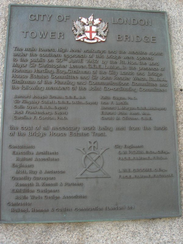 Dieses Schild befindet sich bevor man auf die Tower Bridge in London geht. Aufgenommen am 20.07.2006