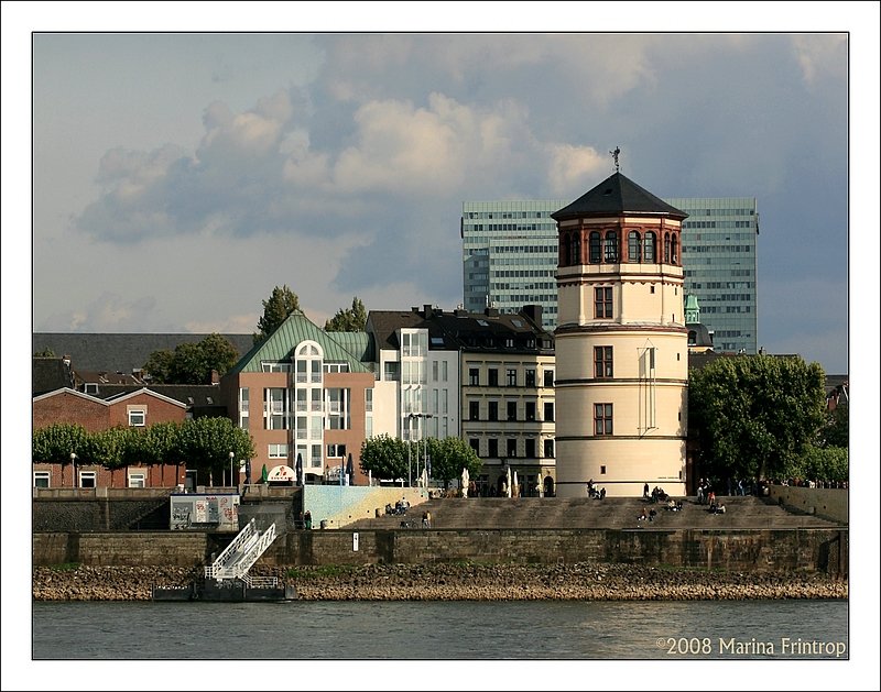 Dsseldorf Altstadt - Historischer Schlossturm. Der Turm am Burgplatz beherbergt das Schifffahrtsmuseum.