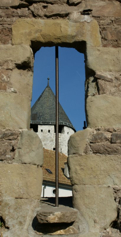 Durch den schmalen Durchlass einen Blick auf den Schlosstrum erhascht...
(La Tour-de-Peilz, im August 2008)
