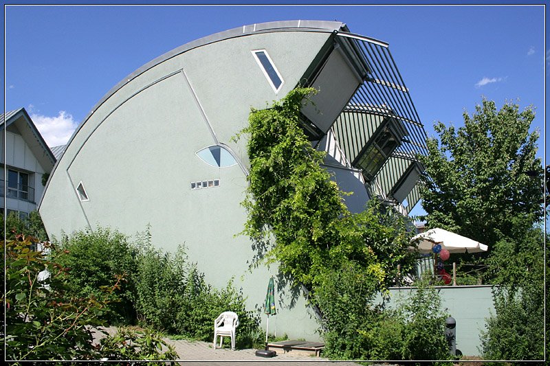 Ebenfalls zur IGA `93 enstand diese Reihenhausanlage der Grazer Architekten Szyskowitz  Kowalski. 24.6.2007 (Matthias)