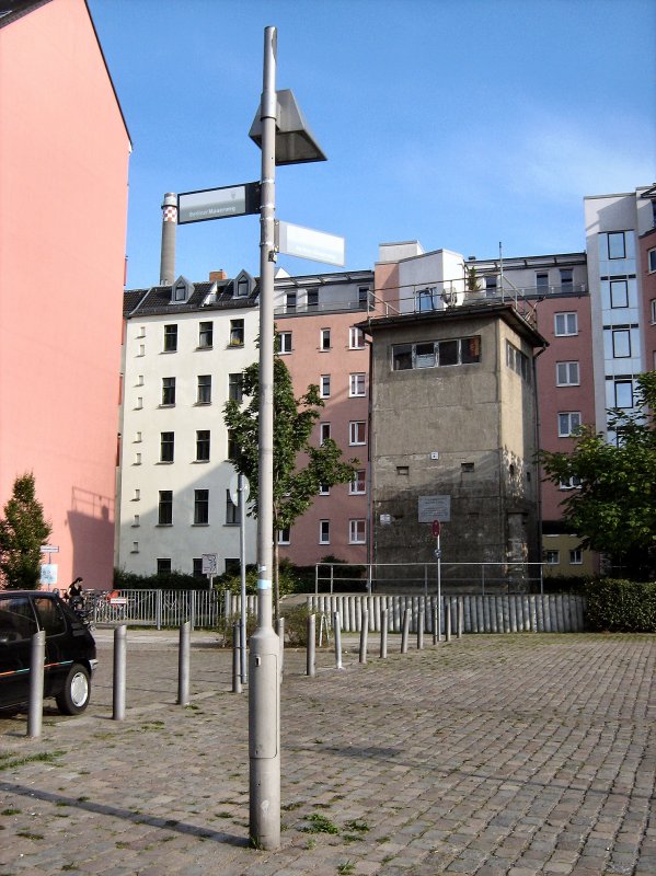 Ehem. Wachturm, umbaut von neuen Wohnhusern, nahe beim Berlin-Spandauer-Schifffahrtskanal in Berlin