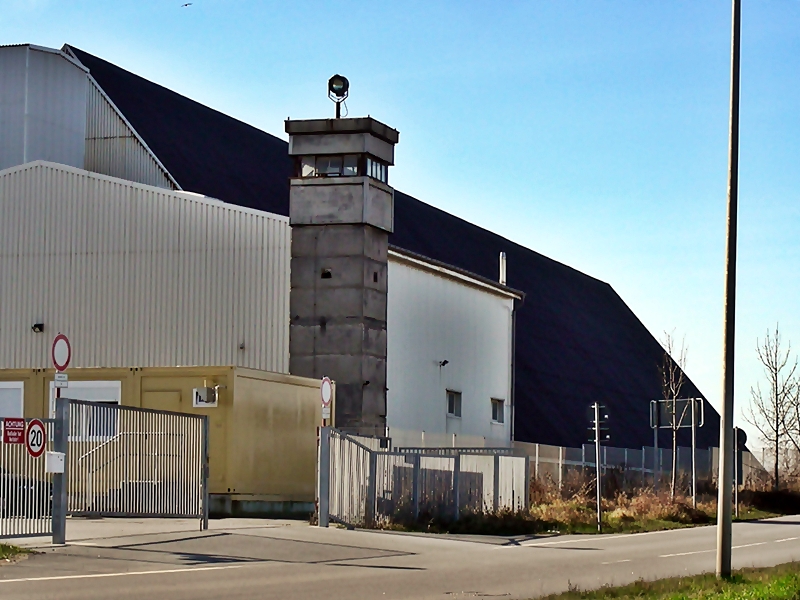 ehemaliger Grenzturm der DDR im Hafen- u. Industriegebiet in Wismar, 05.03.08