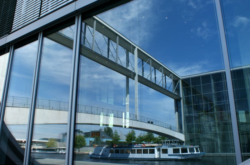Ein Ausflugsschiff spiegelt sich in den Fenstern vom Marie-Elisabeth-Lders-Haus.
(Juni 2009)