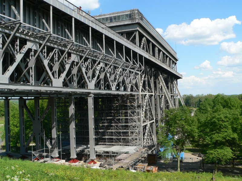 Ein ausgezeichnetes  Historisches Wahrzeichen der Ingenieurbaukunst in Deutschland  - das Schiffshebewerk in Niederfinow am 10.5.2008