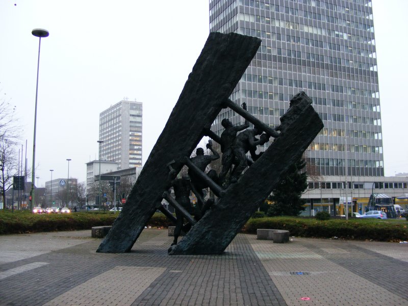 Ein Bergmannsdenkmal an der  Freiheit  (Sdseite des Hauptbahnhofs) in Essen am 18. Dezember 2008.