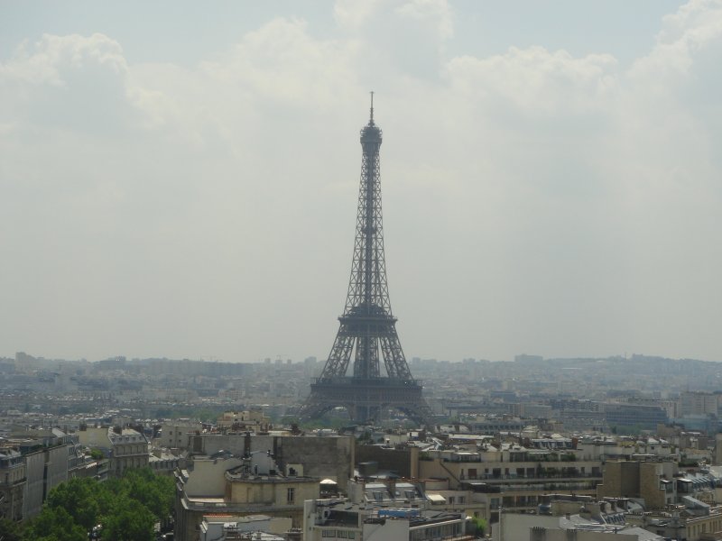 Ein blick vom Arc du Triumph rber zum Eiffelturm. Es ist schwer den Turm auf ein Bild zubekommen. Aber hier hatt es geklappt.
