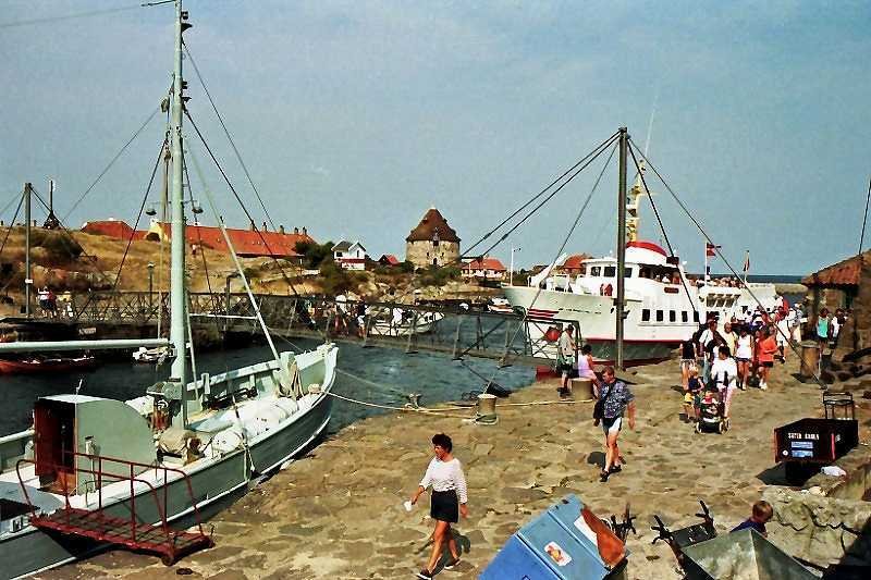 Ein Blick von Christians auf Frederiks (Aug. 1997). Wie man sieht, ist die Passage zwischen beiden Inseln nicht so breit, dass sie nicht mit einem Steg berbrckt werden knnte. 