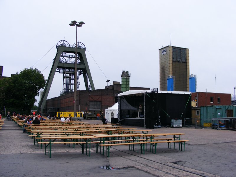 Ein Frdergerst mit Maschinenhaus und Schachtgebude sowie ein Frderturm der Zeche Auguste Victoria 3/7 in Marl beim Tag der offenen Tr am 9. Mai 2009. 
