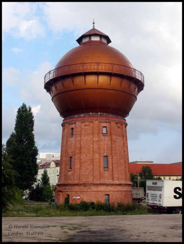 Ein hbsch sanierter Wasserturm prgt, mit seiner in der Sonne glnzenden Kupferkuppel, das Bild in der Vetschauer Str. am Cottbusser Hbf.