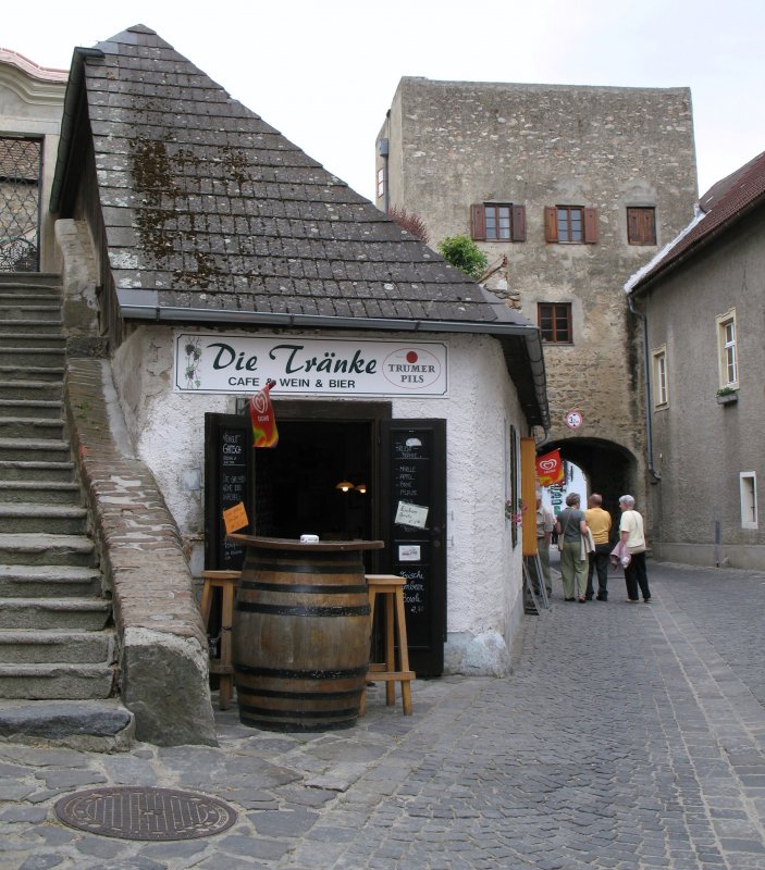 Ein kleines Weinlokal und das alte Tor der Stadtmauer beschliessen den alten Ortskern von Drnstein. 
(Mai 2008)