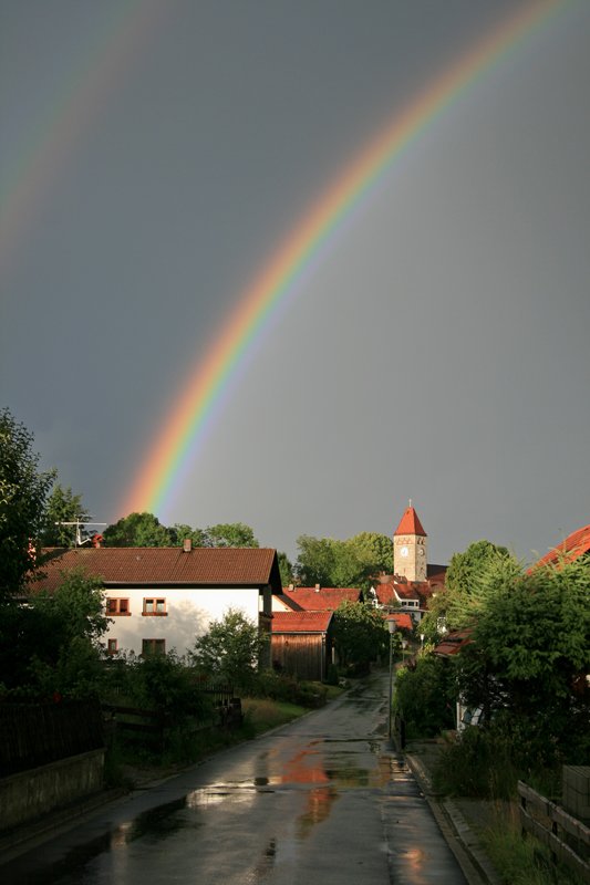 Ein langer trister Regentag wurde am Abend doch noch zum Highlight, als die Sonne durchbrach und diesen herrlichen Regenbogen ber Klingenbrunn zauberte; Aufnahme vom 04.07.07.