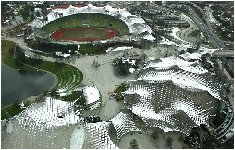 Ein leichter Hauch von Schnee liegt auf den Dchern der Sportsttten fr die Olympischen Spiele 1972. 6.4.2006 (Matthias)