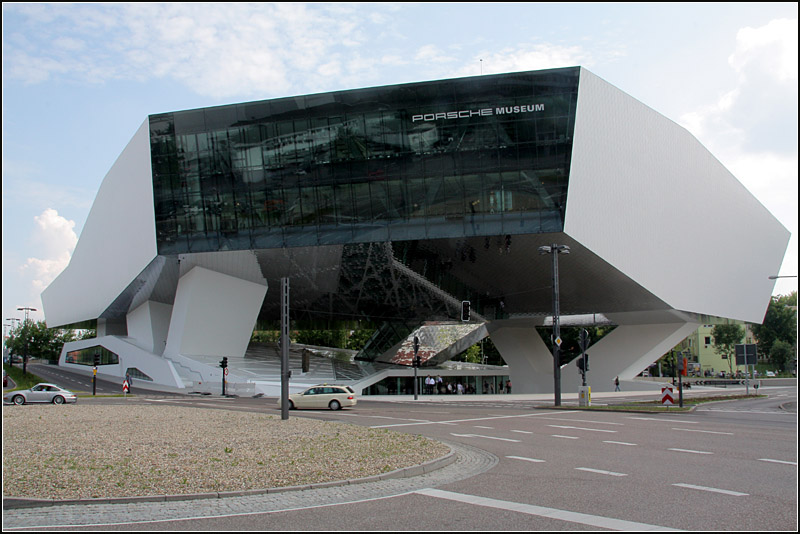 Ein neues Stck moderner Architektur erhielt Stuttgart mit dem Porschemuseum in Zuffenhausen. Architekten: Delugan Meissl, Wien. 30.06.2009 (Matthias)