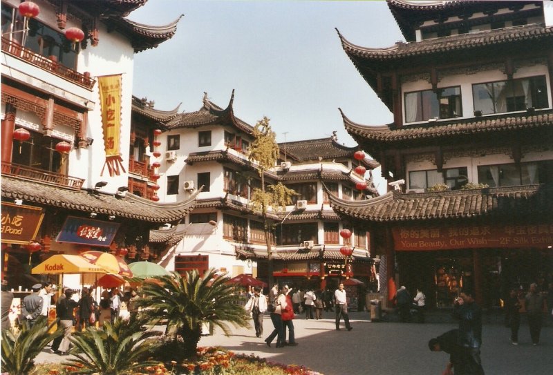 Ein Platz in der neuen  Altstadt  von Shanghai (ausschliesslich Fugngerzone)im Juni 2003