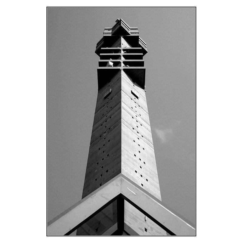 Ein Schnheit ist er nun wahrlich nicht, der Kaknstornet, der Stockholmer Fernsehturm. Gerade im Vergleich zur leichten Eleganz des Stuttgarter Fernsehturms. Bei bestimmten Sonnenstnden ergeben sich aber durchaus interessante Licht- und Schatteneffekte. Der Turm ist 155 Meter hoch und wurde 1967 fertiggestellt. 23.8.2007 (Matthias)
