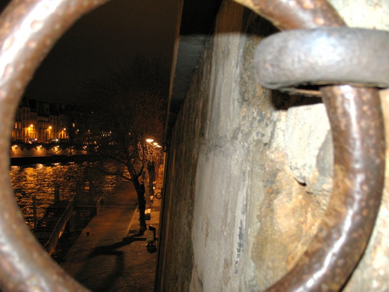 Ein ungewohnter Blick ber die Seine bei Nacht.
(20.01.2008)