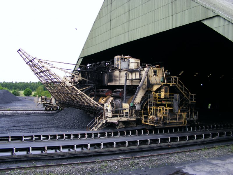 Eine Maschine fr das Umschichten von Kohlen auf einem Lagerplatz des Bergwerks Auguste Victoria 3/7 in Marl beim Tag der offenen Tr am 9. Mai 2009. 
