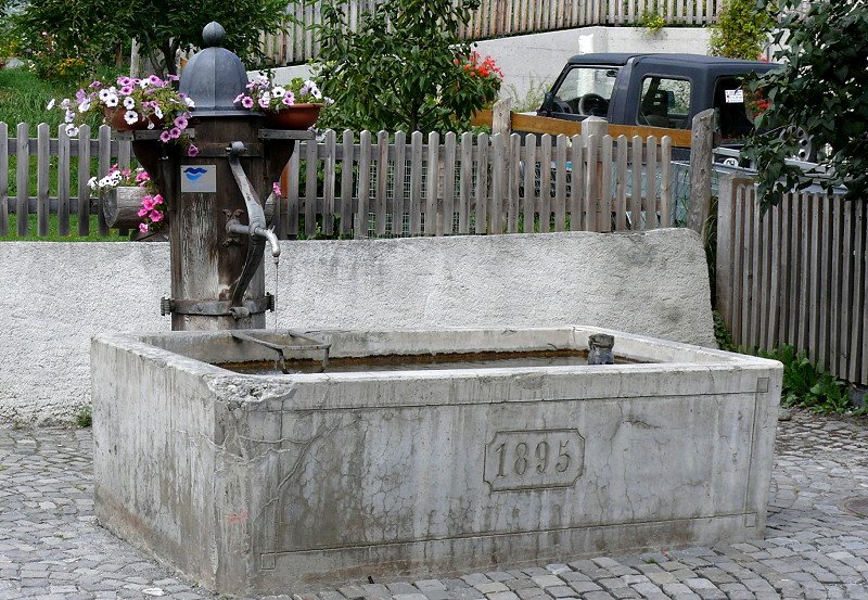 Einer der vielen Brunnen aus dem Jahre 1895 in Scuol am 27.08.2008
