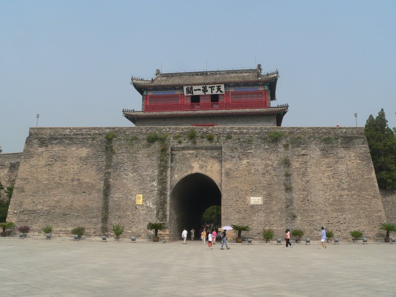 Eines der Tore in Shanhaiguan. Man hat hier in den 90er Jahren vieles wieder nach historischem Muster neu aufgebaut. 09/2007