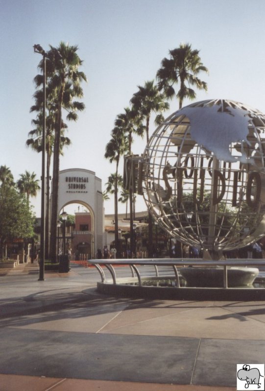 Eingang zu den Universal Studios mit der berhmten drehenden Weltkugel im Vordergrund und den Eingangsportal im Hintergrund.
Die Aufnahme entstand bei unseren Besuch am 14. September 2002.