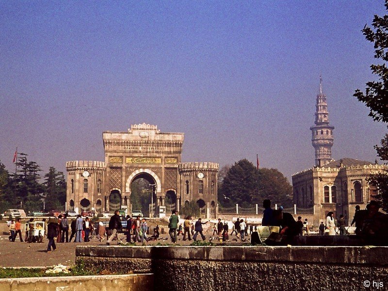 Eingang zum Universittsgelnde (Oktober 1977). Rechts der Beyazit-Turm.