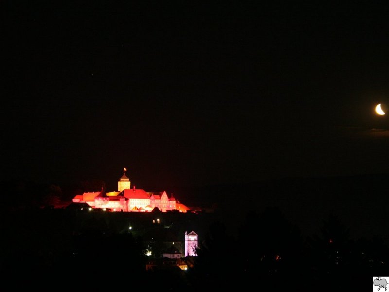 Einmal im Jahr findet die Veranstaltung  Kronach leuchtet  statt. An dessen Tagen die ganze Stadt und Ihre Sehenswrdigkeiten mit verschiedenen Lichtern erhellt werden. 
Das Bild zeigt die Festung Rosenberg in der Nacht vom 26. auf den 27. Juli 2008 die mit roten Lichtern beleuchtet wurde. Ein Stck unterhalb ist der violet strahlende Stadtturm zu erkennen.
