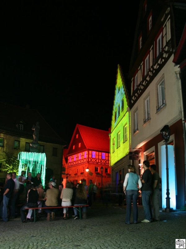 Einmal im Jahr findet die Veranstaltung  Kronach leuchtet  statt. An dessen Tagen die ganze Stadt und Ihre Sehenswrdigkeiten mit verschiedenen Lichtern erhellt werden. 
Blick auf das  scharfe Eck  in der Nacht vom 26. auf den 27. Juli 2008.