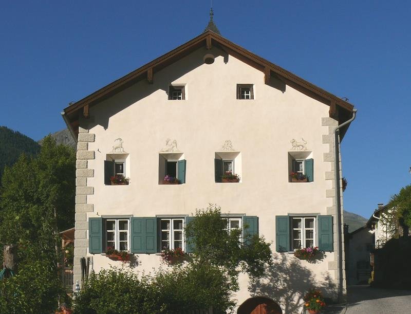 Engadiner Haus im alten Ortsteil von Susch am 18.08.2008