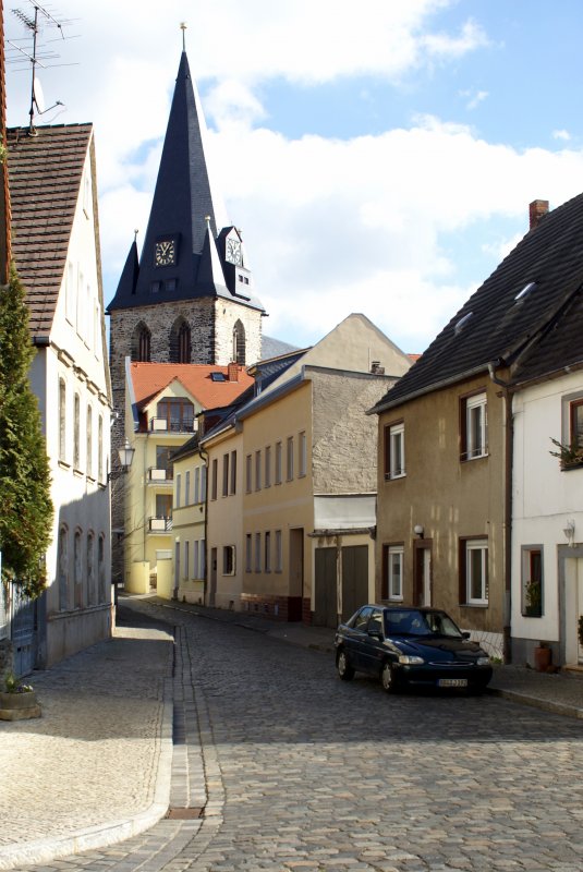 Enge Gassen bestimmen das Stadtbild der Talstadt. Im Hintrgrund der Glockenturm der Marienkirche.