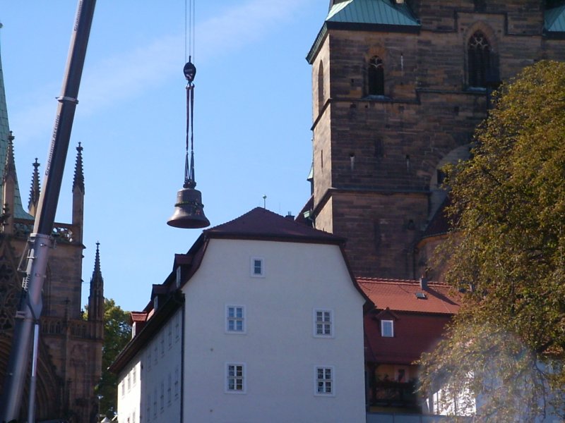 Erfurt, Dom und Severikirche. Die berhmte Glocke Gloriosa wird nach einer Reparatur wieder noch oben gehoben am 9. September 2004