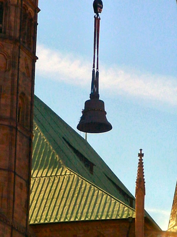 Erfurt, die Glocke Gloriosa schwebt zu ihrem angestammten Platz im Domturm am 9. September 2004
