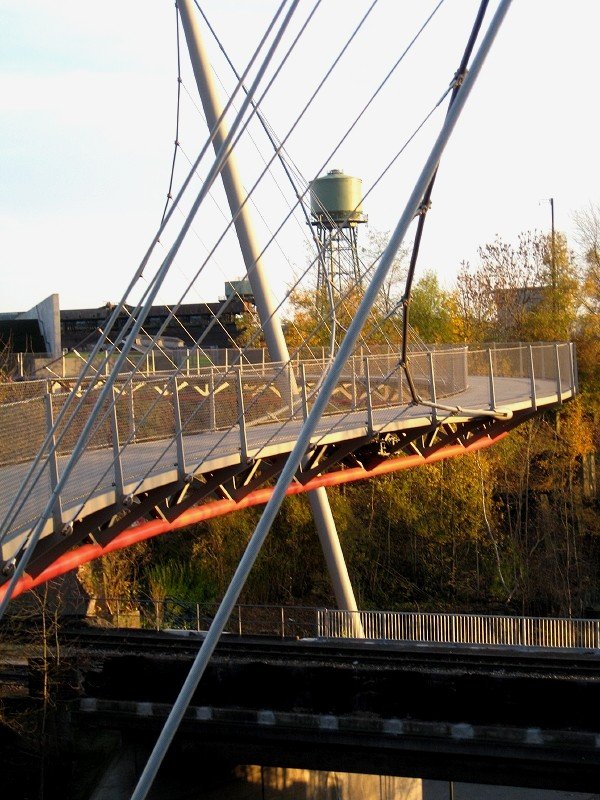  Erzbahn-Schwinge  (8. November 2008). Die geschwungene Brckenkonstruktion (Architekt Prof. Schlaich) verbindet den Bochumer Westpark mit der Erzbahn-Trasse, einem auf einer stillgelegten Bahnstrecke verlaufenden Radweg.