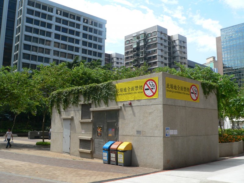 Es herrscht ein sehr strikter Nichtraucherschutz in Hong Kong. Selbst in Fugngerzonen und Parks darf hier nicht geraucht werden, es drohen empfindliche Geldbuen. Gleiches gilt fr das in China bliche Spucken. 09/2007
