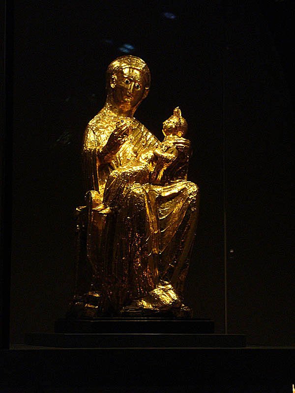 Essen. Dom, goldene Madonna, um 980. Eine der ltesten erhaltenen Skulpturen des frhen Mittelalters, 14. Mai 2009 17:43