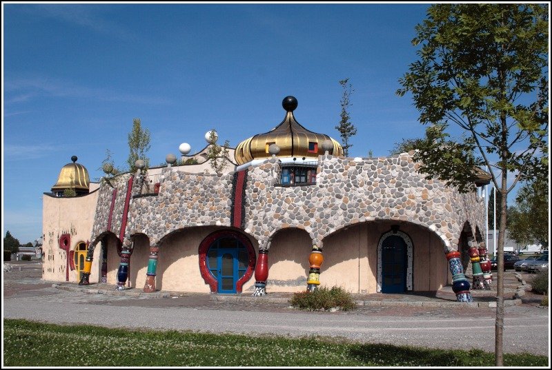 Die nach Entw�rfen von Friedensreich Hundertwasser gebaute Markthalle Altenrhein in
